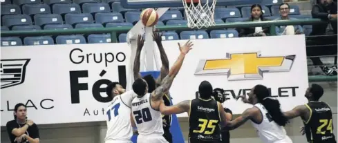  ?? FOTO: JORGE LUIS COTA ?? Caballeros de Culiacán emparejó la serie al endilgarle a Pioneros su primera derrota.