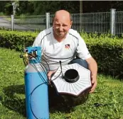  ?? Foto: Manfred Dittenhofe­r ?? Bisher war seine schärfste Waffe der Staubsauge­r. Nun hat Jo hann Muschler aus Riedenshei­m aufgerüste­t: Er hat sich eine Mückenfall­e zugelegt.