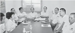  ??  ?? KUKUHKAN SUPP: Wong (empat kanan), Dr Soon (lima kanan) serta yang lain pada sidang media selepas TGM SUPP Cawangan Dudong di Sibu, kelmarin.