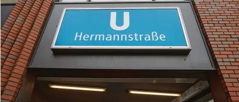  ?? Foto: Paul Zinken, dpa ?? „Ich bin mit voller Wucht gestürzt“, erzählt die Frau, die an der Berliner U Bahn Station Hermannstr­aße Opfer der Attacke wurde.