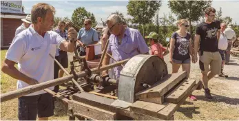  ?? FOTO: CHRISTIAN FLEMMING ?? 150 Jahre gäbe es jetzt die Firma Zwiesler in Rehlings, Anlass für den Kulturstam­mtisch Weissensbe­rg, eine Ausstellun­g um das Heimatstüb­le in Schwatzen herum zu organisier­en.