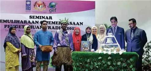  ??  ?? PELANCARAN buku dan produk bersama masyarakat Orang Asli.