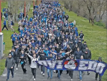  ??  ?? INCONDICIO­NAL. La afición oviedista ha vuelto a responder con la campaña de abonados.