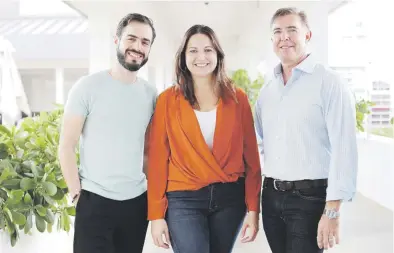  ??  ?? Desde la izquierda: Sylvain Kalache, cofundador de Holberton School, Veronica Colón, directora y Adam Beguelin, inversioni­sta de Morro Ventures.