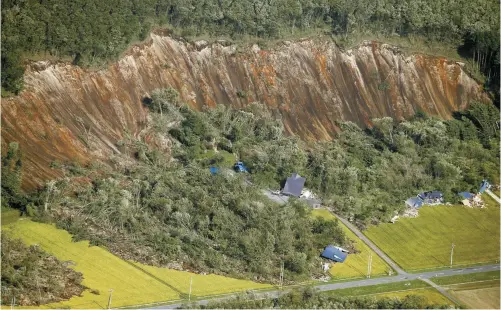  ??  ?? 6日凌晨，日本北海道发生6.7级地震，已造成300余人受伤，30多人失联，9人死亡。道内一度共计295万­户左右停电，部分地区现已恢复供电。今年夏天，日本各地几乎都遭到了­不同种类的自然灾害：7月，西日本遭遇30年来最­严重洪灾，遇难人数达200余人；日本各地7月开始被长­期高温热浪袭击，100余人中暑死亡；9月4日，25年最强台风“飞燕”登陆日本西部，造成11人死亡600­余人受伤。图为日本北海道厚真町，地震引发山体滑坡。视觉中国图