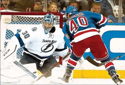  ??  ?? Der letzte Streich: Michael Grabner bezwingt Tampa-Bay-Goalie Ben Bishop zum 6:0, macht seinen dritten NHL-Hattrick perfekt.