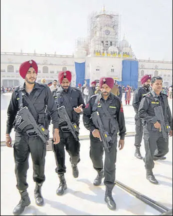  ?? SAMEER SEHGAL/HT ?? Punjab Police commandos stand guard outside the Golden Temple in Amritsar on Tuesday.