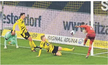  ?? FOTO: UWE KRAFT/DPA ?? Kölns Ellyes Skhiri (r.) erzielt das Tor zum 0:2 gegen Borussia Dortmund nach einer Ecke. Die Spieler des BVB kommen zu spät. Schon das 0:1 schoss er auf fast identische Weise.