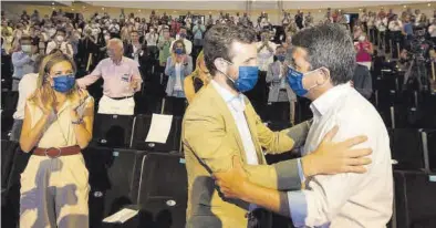  ?? ÁLEX DOMÍNGUEZ ?? Pablo Casado y Carlos Mazón se saludan durante el congreso provincial de Alicante.