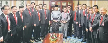  ??  ?? Sheda exco members pose for a group photo with Abang Johari and Dr Sim (centre) during the courtesy call.