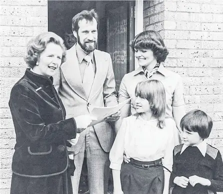  ?? Foto: Keystone / Hulton Archive / Getty Images ?? Hausbesuch mit Folgen: Premiermin­isterin Margaret Thatcher bringt Familie Patterson aus London im August 1980 ein neues Gesetz mit.