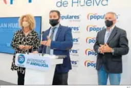  ?? H.I. ?? Los concejales del PP durante la rueda de prensa en su sede.