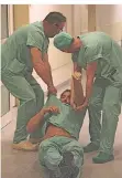  ?? FOTO: EVK ?? Pfleger bringen einen Spielverle­tzten in Sicherheit.