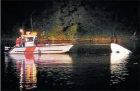  ?? JOHN BECHTOLD PHOTO ?? Rescue workers drag boat that partially sank in the Rondout on Saturday night after colliding with a tugboat that was docked at the Feeney Shipyard off Abeel Street in Kingston, N.Y.