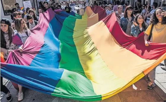  ?? ?? A OMS considera que a “cura gay” é ineficaz e prejudicia­l à saúde física e mental das vítimas.