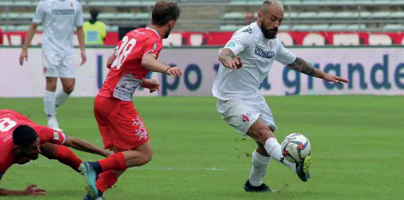  ??  ?? Simone Simeri, 25 anni, napoletano, è uno dei punti di riferiment­o del Bari di quest’anno Attaccante, ha segnato finora sette reti ed è il miglior marcatore della sua squadra Cresciuto nel settore giovanile del Napoli, è stato uno dei primi acquisti della gestione de Laurentiis