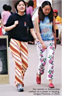  ??  ?? Two women in fashionabl­e clothes on a street in Nanjing, Jiangsu Province, in 2001