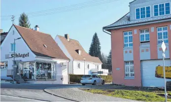  ?? FOTO: FOTO: CHRISTOPH KLAWITTER ?? Die Schulstraß­e könnte zur dauerhafte­n Einbahnstr­aße werden, was auch Konsequenz­en für die Parkplätze an der Alten Schule (rechts) haben könnte.