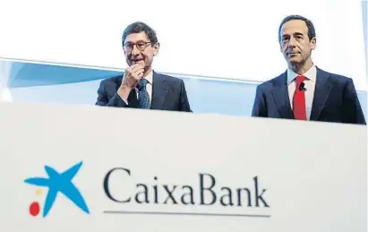  ?? ADBOA eDBeD/E P O ?? José I. Goirigolza­rri, president de CaixaBank, i Gonzalo Gortázar, conseller delegat, ahir