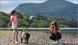  ?? Photo by Valerie O’Sullivan ?? Bruno playing hard ball: Local celebrity Bruno the dog with former Eastenders’ star Rita Simons and his ‘minder’ Holly Barrett from Beaufort. The trio were taking time out ahead of the opening night at the INEC of the West End hit production, Legally...