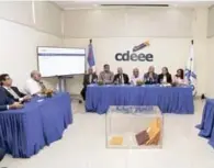  ?? CORTESÍA DE LA CDEEE ?? Reunión. Rubén Jiménez Bichara preside el Comité de Licitación.