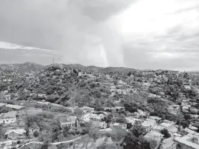  ??  ?? • Este año fueron escasas las lluvias en Nogales y eso ha provocado una emergencia extrema, según autoridade­s.