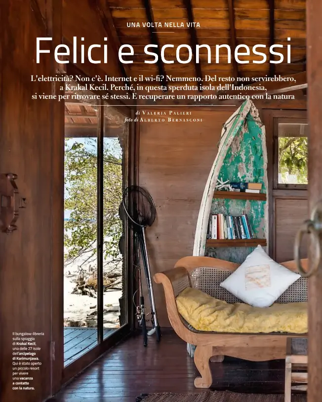  ??  ?? Il bungalow-libreria sulla spiaggia di Krakal Kecil, una delle 27 isole dell’arcipelago di Karimunjaw­a. Qui è stato aperto un piccolo resort per vivere una vacanza a contatto con la natura.