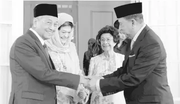  ??  ?? The Sultan of Kedah Sultan Sallehuddi­n Sultan Badlishah granting an audience to Prime Minister Tun Dr Mahathir Mohamad at Istana Anak Bukit. Also present are the Sultanah of Kedah, Sultanah Maliha Tengku Ariff (second lefti) and Tun Dr Siti Hasmah...