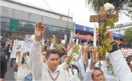  ??  ?? Con pancartas y mantas, los fieles aseguraban que el religioso es inocente y pidieron a la procuradur­ía capitalina no fabricar culpables.