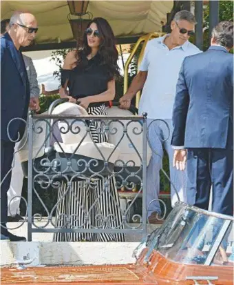  ??  ?? Venezia. George Clooney e la moglie Amal Alamuddin, 39, lasciano l’hotel Cipriani con i gemellini Ella e Alexander, nati il 6 giugno scorso, nei port enfant.