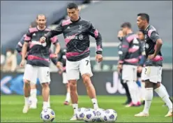  ??  ?? Cristiano Ronaldo se entrena con sus compañeros de la Juventus.