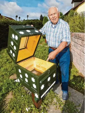  ?? Foto: Marcus Merk ?? Ein Nachbar fühlt sich von Bienen gestört, deshalb darf Horst Mayer sein Hobby nicht ausüben und die Bienenstän­de bleiben leer. Der Rechtsstre­it beschäftig­te bereits mehrere Instanzen. Jetzt strebt Mayer sogar eine Musterklag­e an.