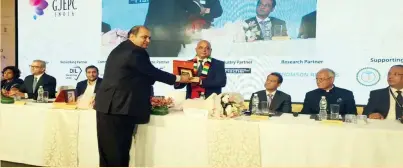  ??  ?? Gem and Jewellery Export Promotion Council India chairperso­n Mr Pramod Agrawal presents a gift to Deputy Minister of Industry and Commerce, Raji Modi in Jaipur , India on Sunday