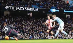  ??  ?? MANCHESTER: Manchester City’s Belgian midfielder Kevin De Bruyne (R) scores their fourth goal past Sunderland’s Italian goalkeeper Vito Mannone (L) as Sunderland’s Spanish midfielder Jordi Gomez (C) looks on during the English Premier League football...