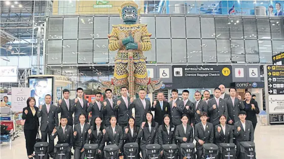  ??  ?? Thai badminton players pose at Suvarnabhu­mi airport before leaving for Indonesia.