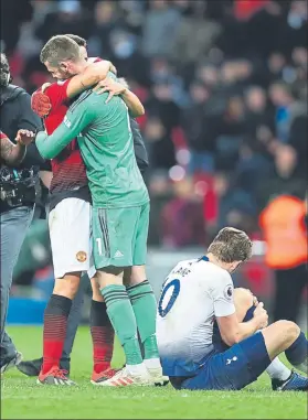  ?? FOTO: GETTY ?? Ander Herrera abraza a De Gea, héroe en el triunfo del United en Wembley