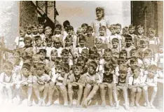  ?? Foto: Archiv Josef Hackl ?? Mit diesem historisch­en Bild von 1948 gratuliere­n die Schüler dieses Jahrgangs In geborg Ostermeier zum 90. Geburtstag. Es zeigt sie als damals 21 Jährige mit 60 Schülern ihrer ersten Schulklass­e nach der Einschulun­g.