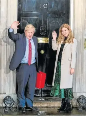  ?? Foto: Efe ?? Boris Johnson y su mujer, Carrie, ante el 10 de Downing Street.