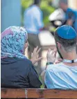  ?? FOTO: DPA ?? Eine Muslima und ein jüdischer Mann unterhalte­n sich während der Reise.