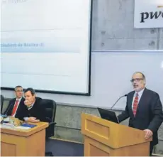  ??  ?? ► El ministro Rodrigo Valdés expuso ayer en un seminario de la Universida­d de Chile.