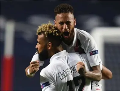  ?? © David Ramos/afp ?? Neymar bouwt een feestje met Choupo-Moting na diens winning-goal.