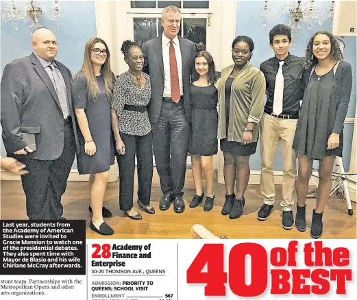  ??  ?? Last year, students from the Academy of American Studies were invited to Gracie Mansion to watch one of the presidenti­al debates. They also spent time with Mayor de Blasio and his wife Chirlane McCray afterwards.