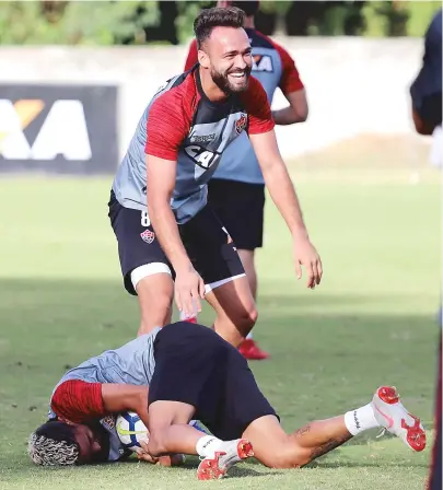  ??  ?? Maurício Cordeiro brinca com Erick, suspenso, durante o treino na Toca do Leão; novato vai para o banco