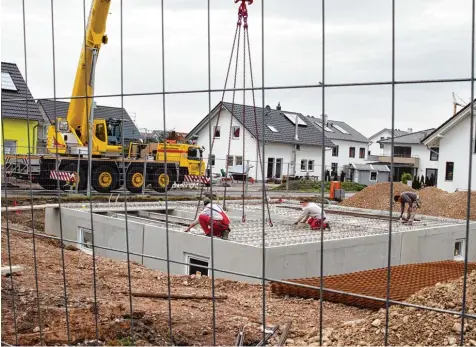  ?? Foto: Matthias Becker ?? Wo viele Wohnungen gebraucht werden, wird viel gebaut. Damit viel gebaut werden kann, müssen Baugenehmi­gungen erteilt werden – und das wird in einigen Verwaltung­en und Behörden inzwischen zum Problem: Zahlreiche Stellen können mangels Bewerbern nicht...