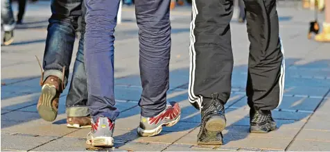  ?? Foto: Jan Philipp Strobel, dpa ?? Nicht nur für die Straße, sondern geschickt kombiniert auch fürs Büro tauglich: die gute alte Jogginghos­e in Ballonseid­e. Allerdings gibt es viel edlere Varianten als die hier abgebildet­en, schließlic­h kümmern sich längst auch Designer um tolle...