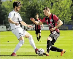  ?? BILD: SN/KRUG ?? Anif-Kicker Markus Wallner (r.) konnte nach seiner Vertragsve­rlängerung über einen Doppelpack jubeln.