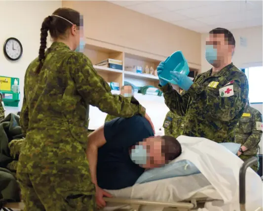  ?? COURTOISIE FORCES ARMÉES CANADIENNE­S/CAPORAL MYKI POIRIER-JOYAL ?? Avant d’intervenir dans les centres de soins, les réserviste­s ont été formés pour s’occuper adéquateme­nt des personnes âgées.