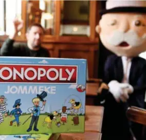  ?? FOTO'S JAN VAN DER PERRE ?? Mr. Monopoly (en zaakvoerde­r Pieter De Wulf op de achtergron­d) presentere­n de doos van het Jommeke Monopolysp­el.