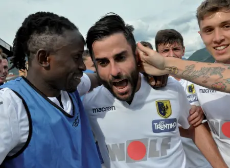  ??  ?? Gioia Wilfred Osuji e Luca Belcastro esultano assieme ai compagni dopo la vittoria 2-1 nel derby contro il Bolzano (foto Ac Trento)