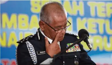  ??  ?? Misty-eyed farewell: Noor Rashid wiping away a tear during his retirement speech at Pulapol, Kuala Lumpur.